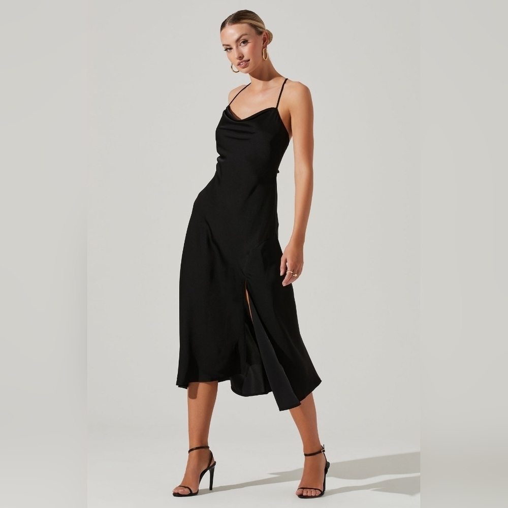 ASTR THE LABEL Gaia Midi Dress